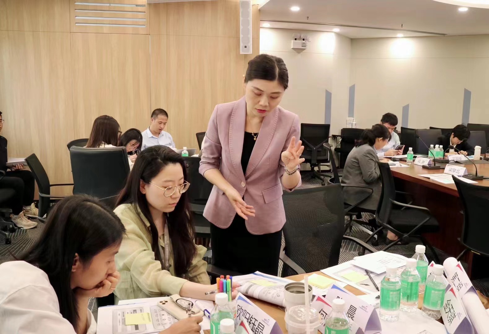 7月19日,黄俊敏老师为天合国际融资租赁公司讲授《企业内训师授课技能提升训练》课程