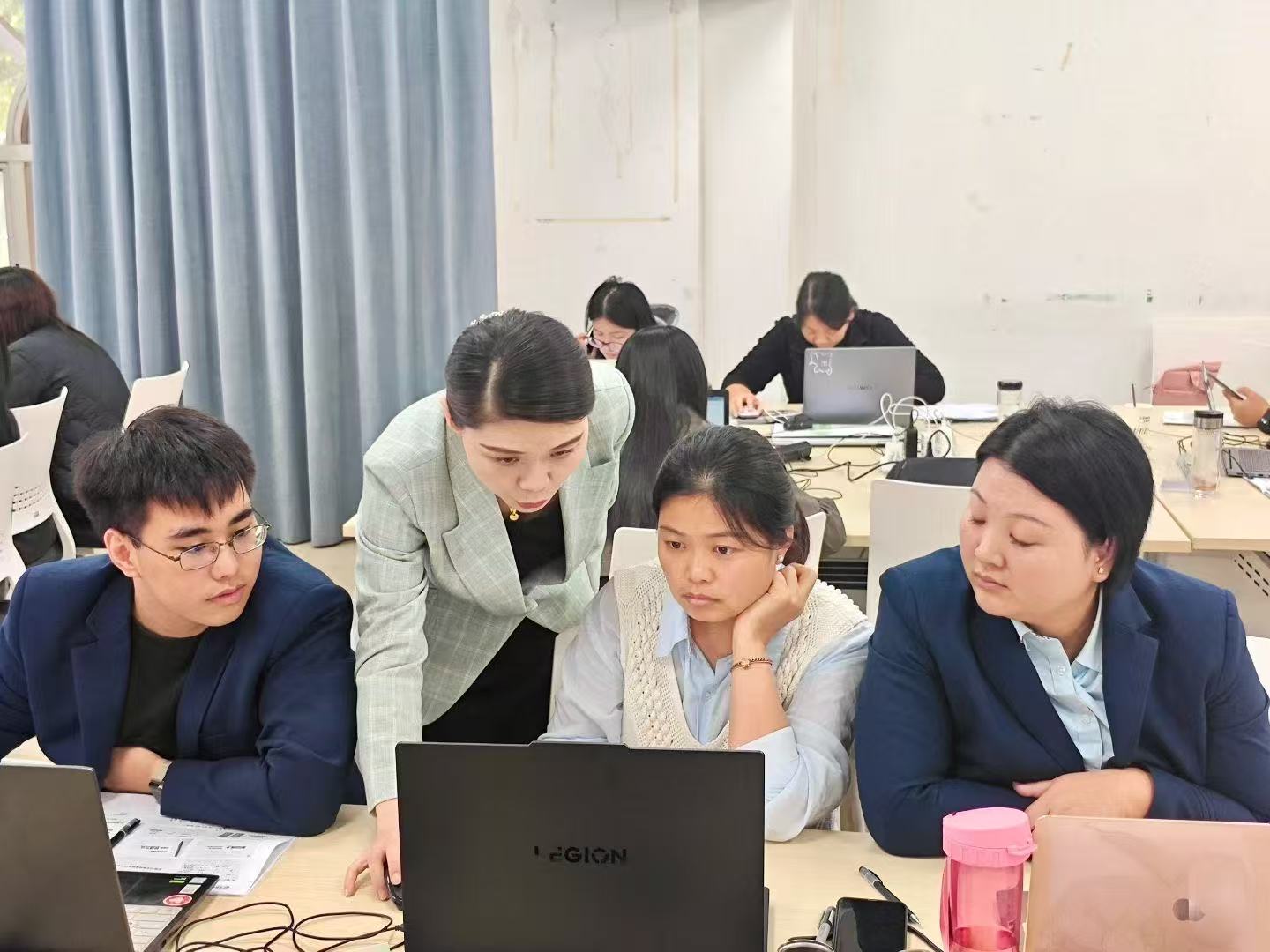10月9-11日,黄俊敏老师为中国邮政河南省分公司培训中心进行《企业内训师AI+综合能力提升训练》