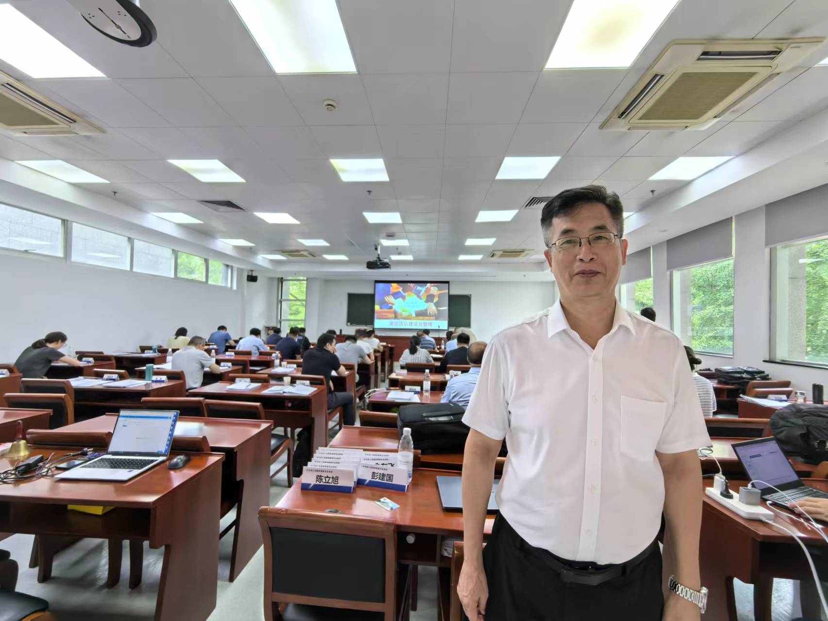 李东老师2024年7月26日给华电集团讲授《高效团队建设与管理》课程圆满结束!