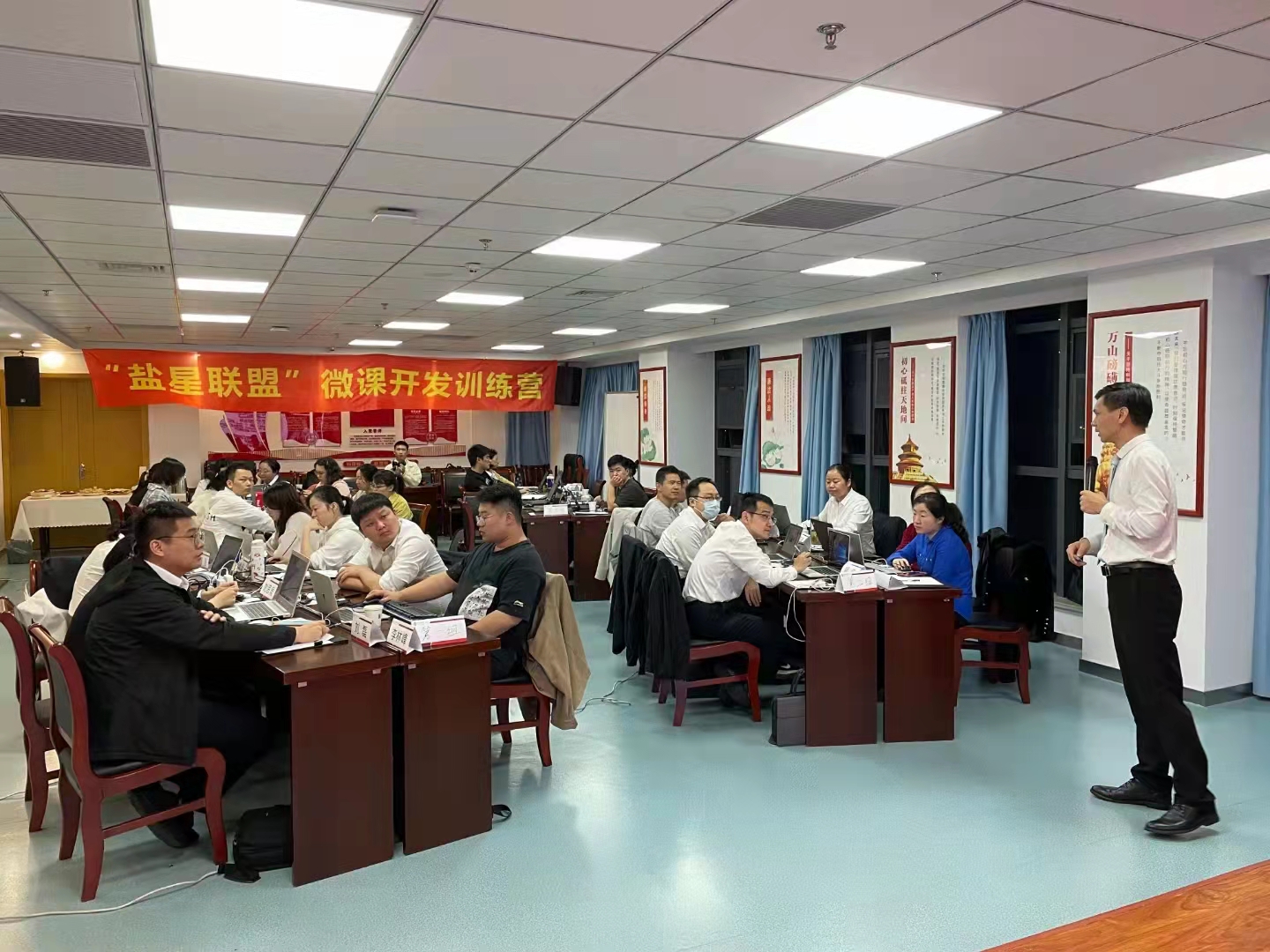 10月15-16日，戴辉平老师受邀中国银行江苏盐城支行讲授《万彩动画微课开发》的课程