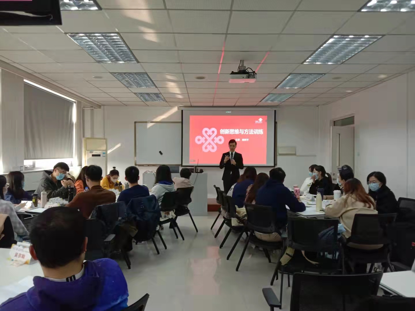 10月25-26日，戴辉平老师再次走进北京联通讲受《创新思维与问题分析》课程