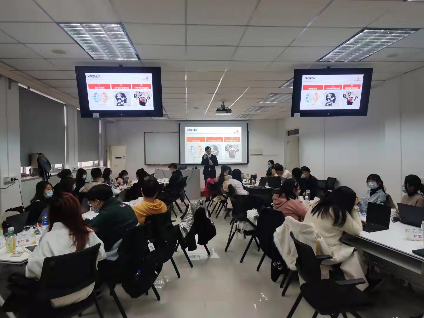 10月25-26日，戴辉平老师再次走进北京联通讲受《创新思维与问题分析》课程