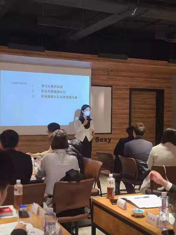 11月29日，柳娟老师为上海某日料连锁企业的30多位管理层带来《职场形象塑造》课程