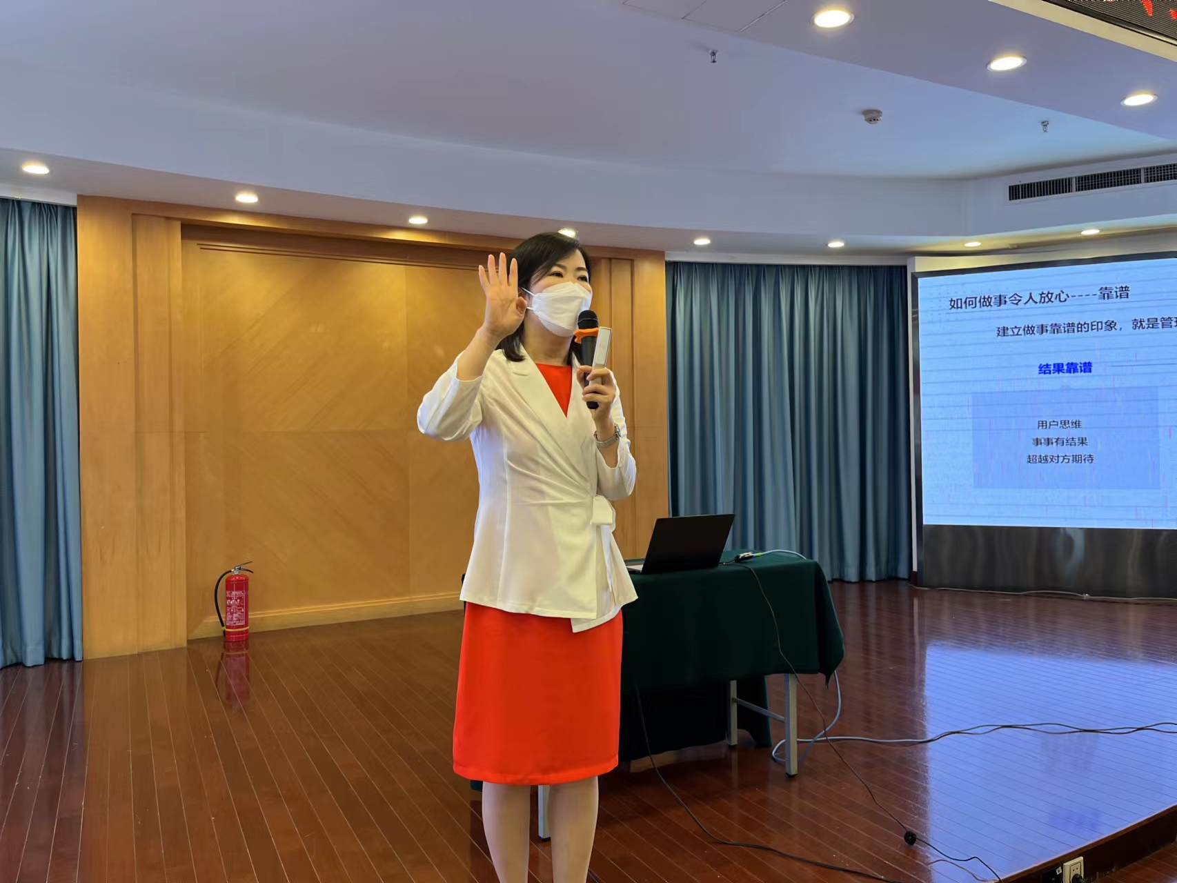 7月7日，机构继续返聘柳娟老师为某国企的100多名新员工带来《从校园人到职场人》