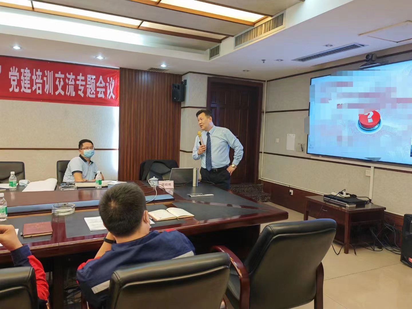 2022年5月7日黄梓博老师受邀在重庆讲授了一堂《党建工作实务》公开课程圆满结束！