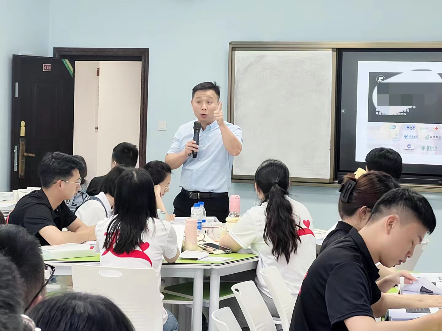 【粟文杰老师】6月29日来到贵阳为某银行新员工进行《大学生培训后落地行动改进计划》培训，实战又有趣。