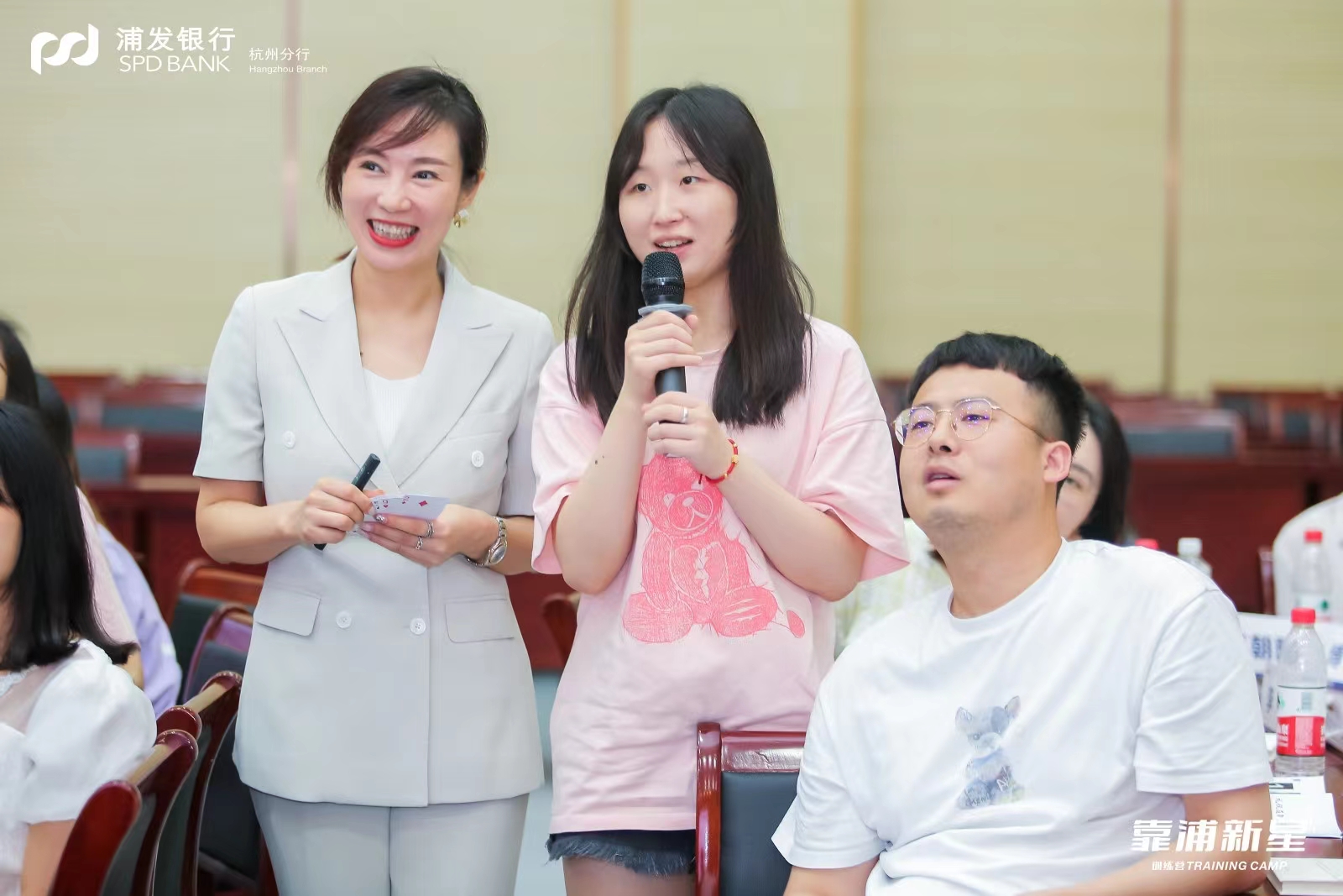 王晓茹老师2022年7月2号在杭州给某银行的新员工讲授《商务礼仪与职业素养》