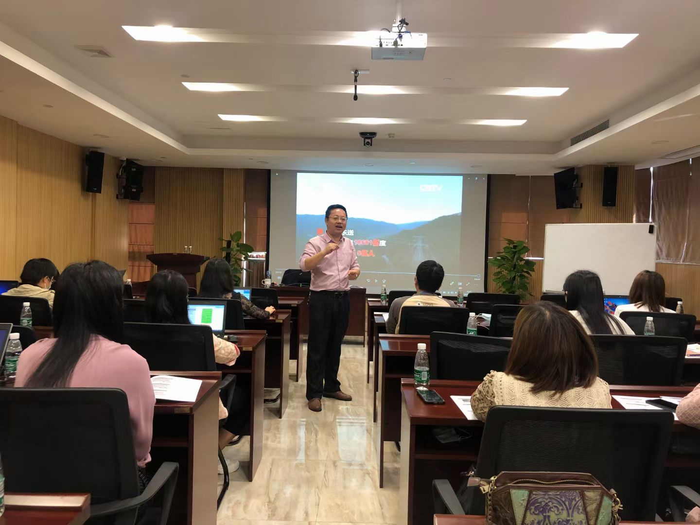 【周国华老师】10月19号在江门市讲授公开课《党建宣传公文撰写》圆满结束！