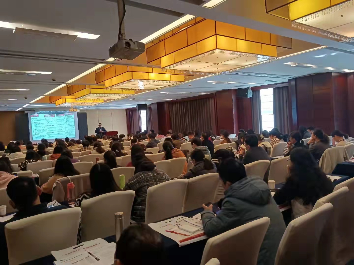 11月17号财税专家-刘建平老师受邀在南通市讲授《2021全年财税政策梳理及年终关账技巧》公开课