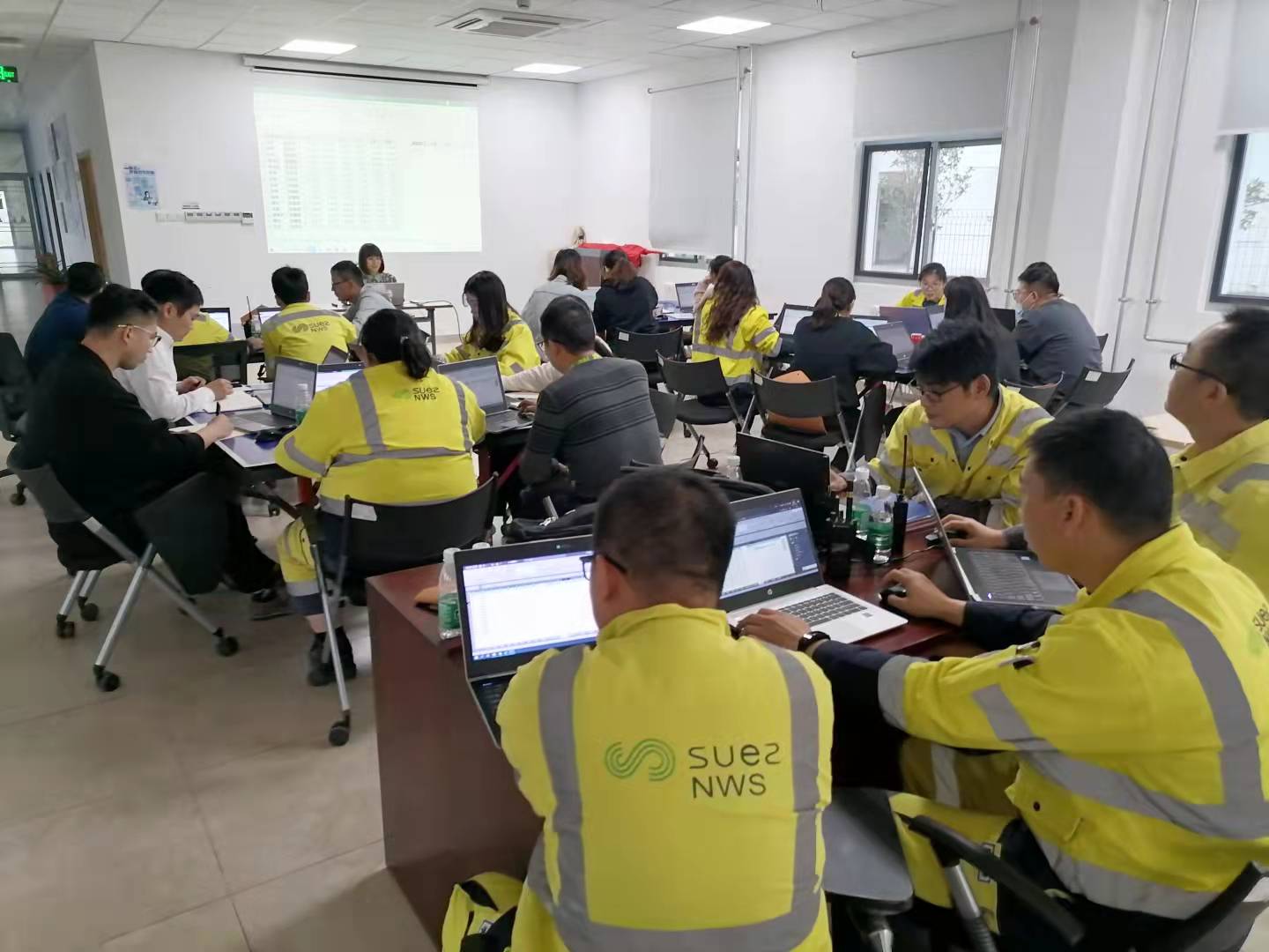 刘平利老师2021年10月19号在泰兴某环保公司讲授《office三剑客办公效能提升》课程圆满结束