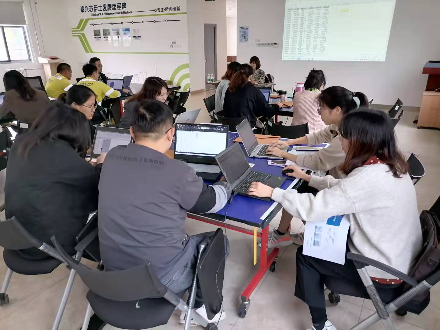 刘平利老师2021年10月19号在泰兴某环保公司讲授《office三剑客办公效能提升》课程圆满结束