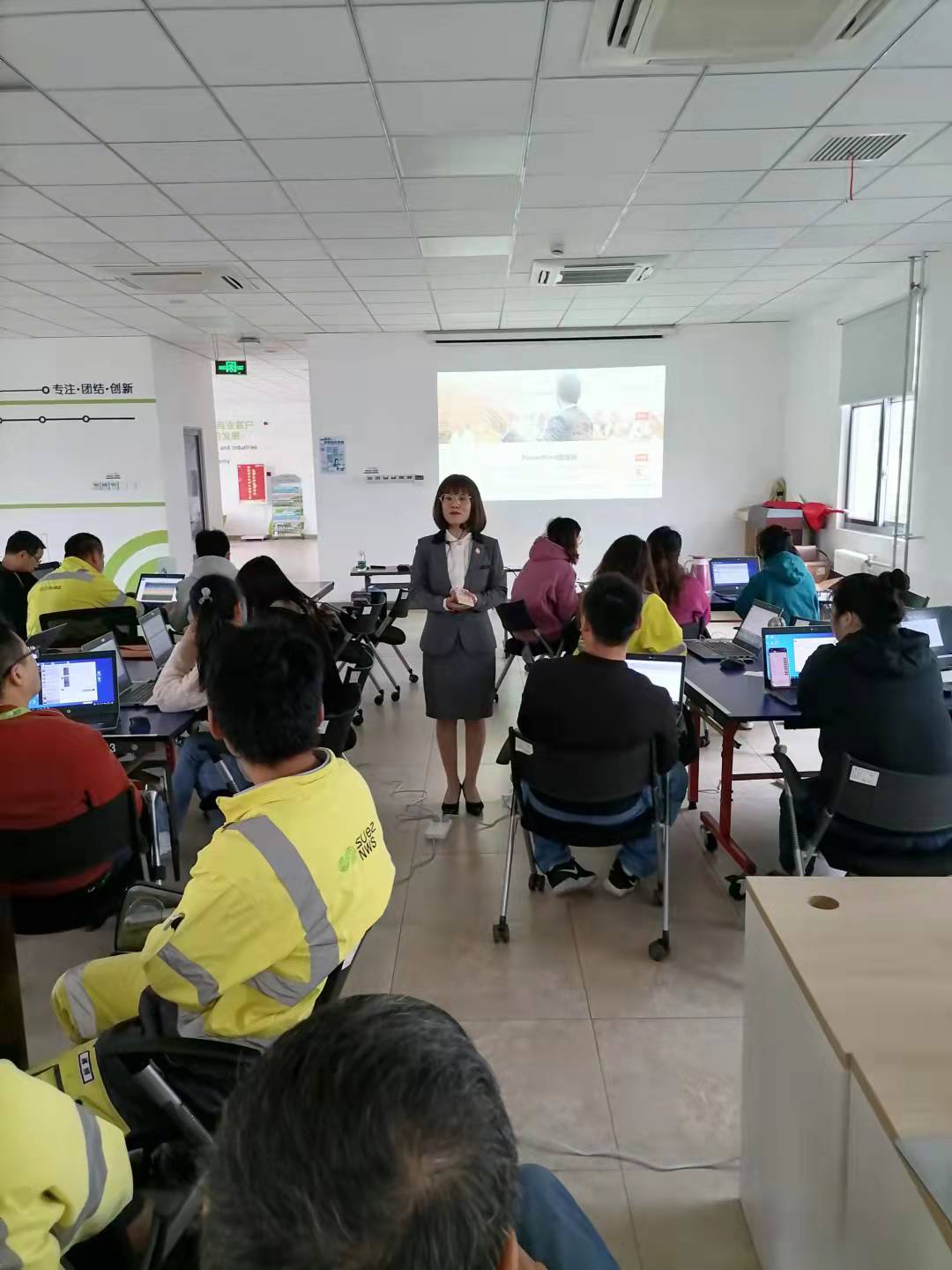 刘平利老师2021年10月19号在泰兴某环保公司讲授《office三剑客办公效能提升》课程圆满结束