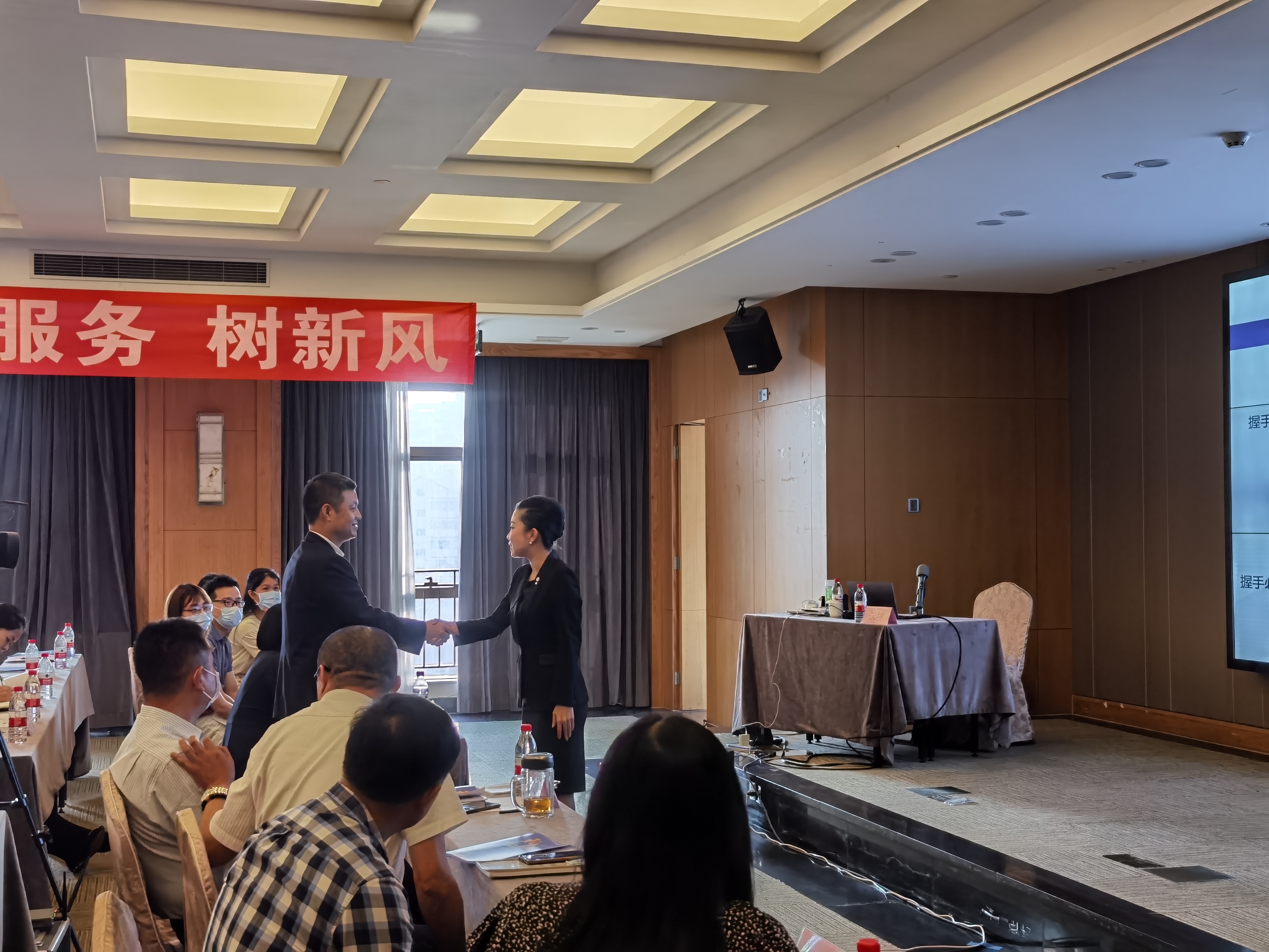 10月19日张坤老师（QUEEN）在中山为银行协会讲授《政务礼仪》