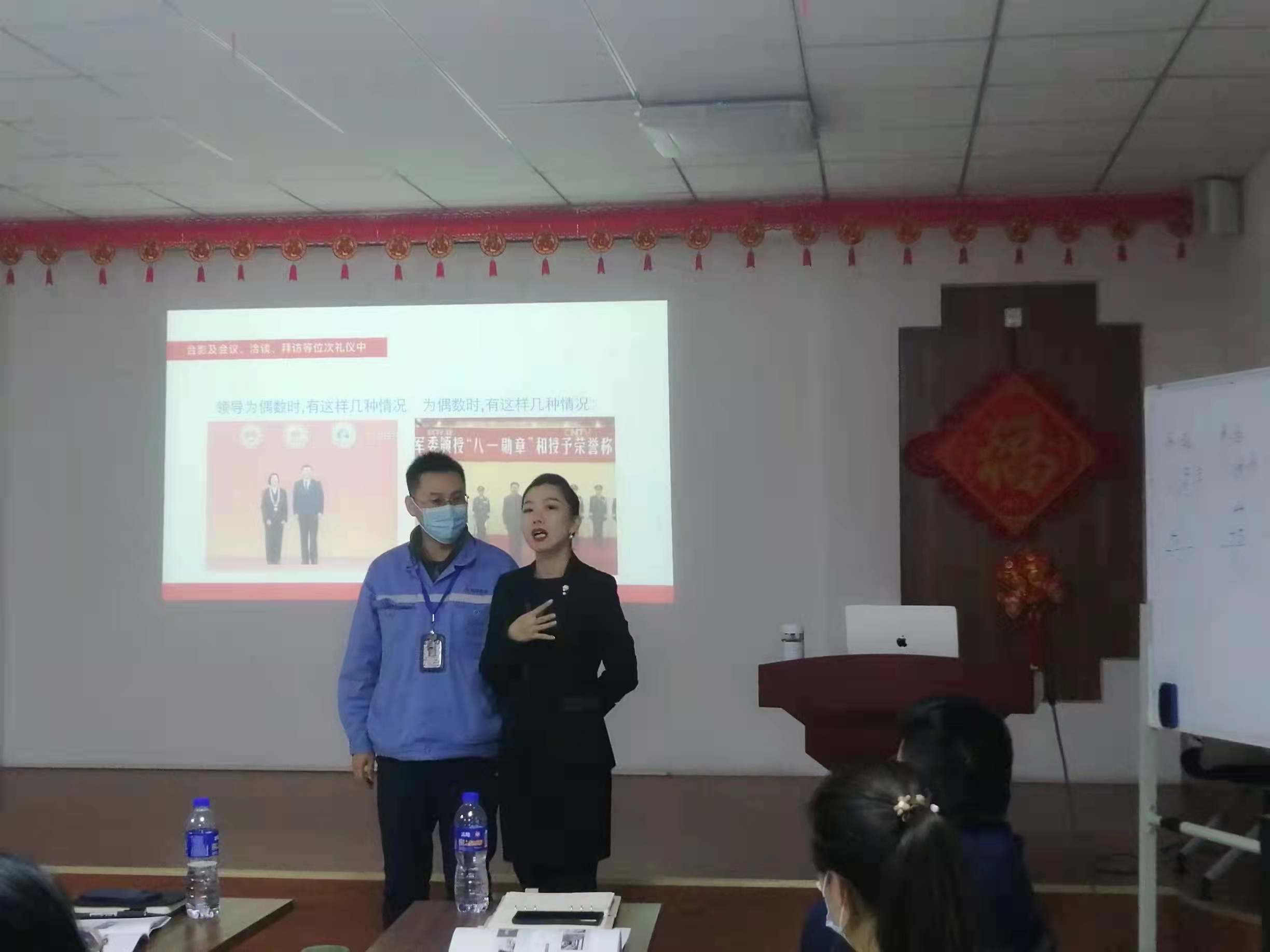 12月3日张坤（QUEEN）老师在廊坊为某企业授课《商务礼仪与酒桌文化》