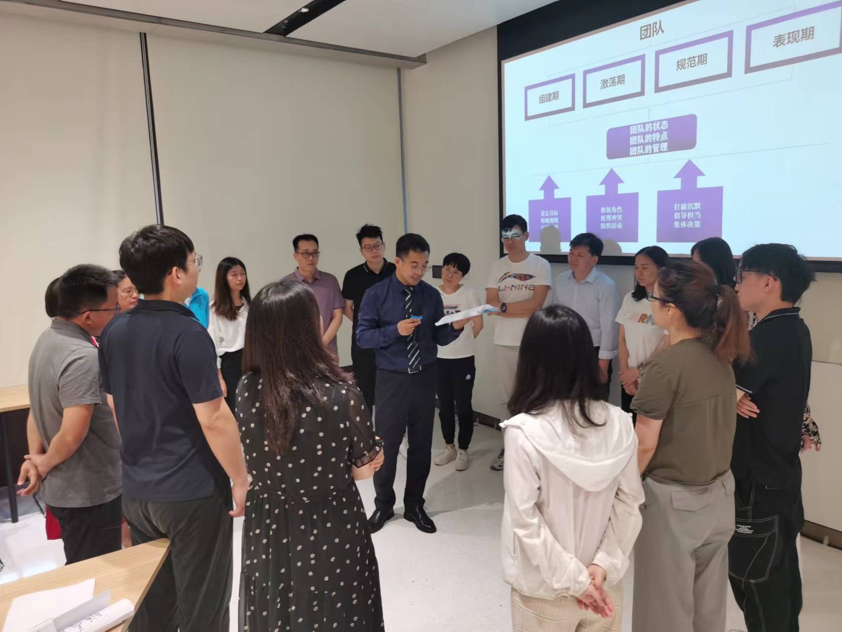 杨楠老师2022年6月28日在广东给华润三九医药讲授《财务领导力与创建高绩效团队》课程圆满结束！